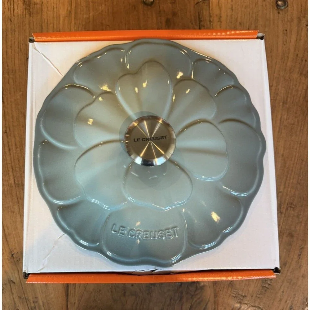 Le Creuset Enameled Cast Iron Round Petal Soup Pot 26 cm 4.5 qt Sea Salt NEW NIB